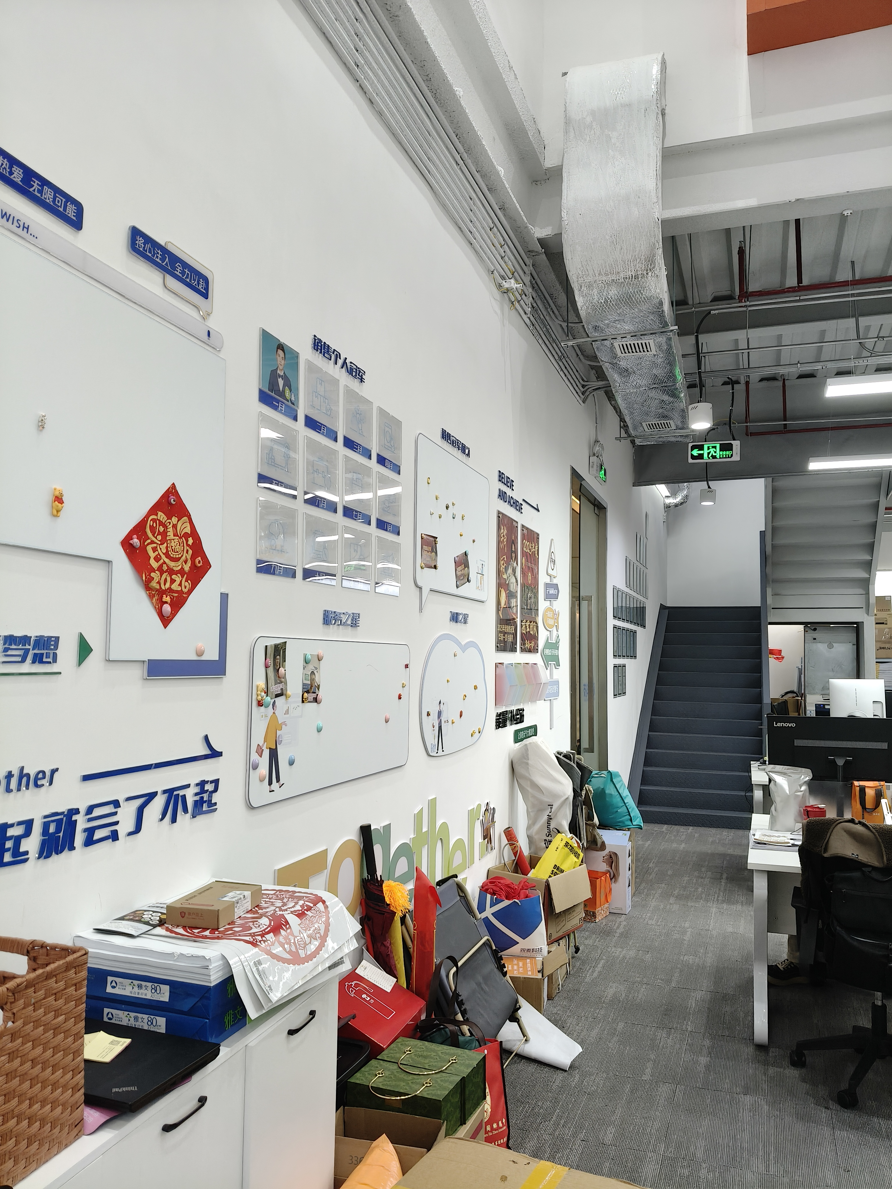 团队成员在办公室多屏协作,屏幕上显示着不同的视频编辑和素材管理界面