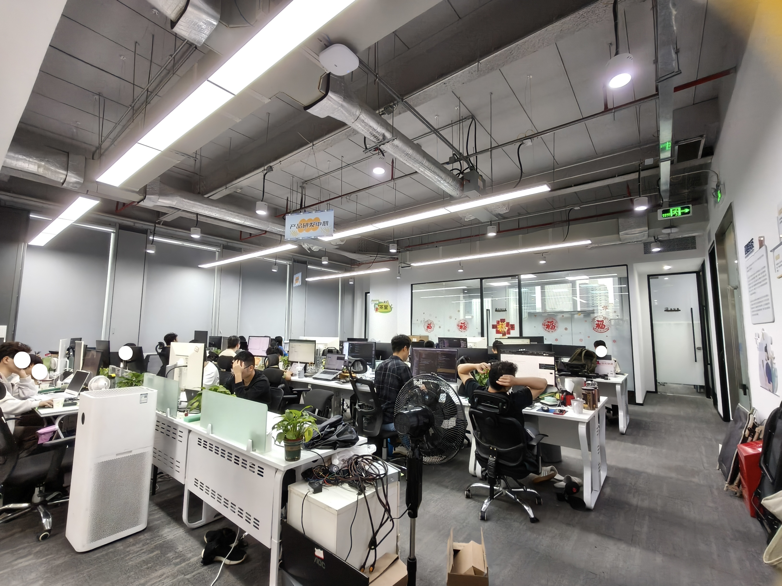 多台设备同步办公的实景，象征高效、协作的数字化工作状态